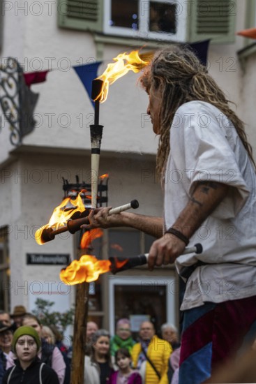 Juggler, fire, stage, audience, medieval clothing, medieval market, city of Esslingen, district of Esslingen, Baden-Württemberg, Germany