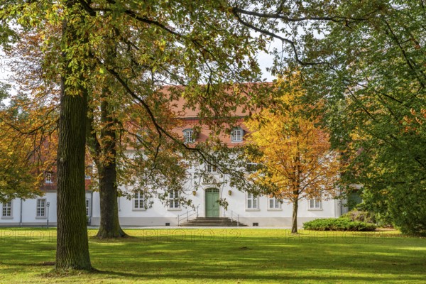 Wiepersdorf Castle of the von Arnim family in autumn, Wieperdorf, Fläming, Brandenburg, Germany