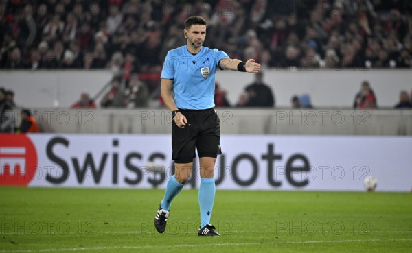 Referee Referee Marian Barbu (ROU) Gesture Gesture in the background Perimeter advertising Logo THE BANK SWISSQUOTE Europa League, MHPArena, MHP Arena Stuttgart, Baden-Württemberg, Germany