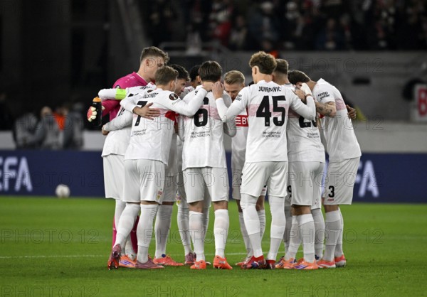 Team building, circle of the team in front of the start of the game VfB Stuttgart Europa League, MHPArena, MHP Arena Stuttgart, Baden-Württemberg, Germany
