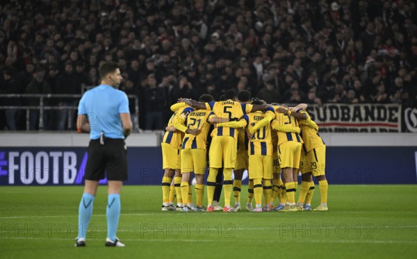 Referee Referee Marian Barbu (ROU) Team building, team circle in front of the start of the match Maccabi Tel Aviv FC Europa League, MHPArena, MHP Arena Stuttgart, Baden-Württemberg, Germany
