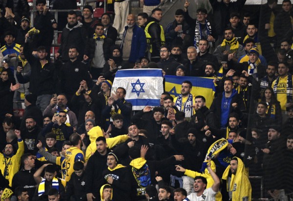 Fan block, fans of Maccabi Tel Aviv FC with Israel flag, national flag, Europa League, MHPArena, MHP Arena Stuttgart, Baden-Württemberg, Germany