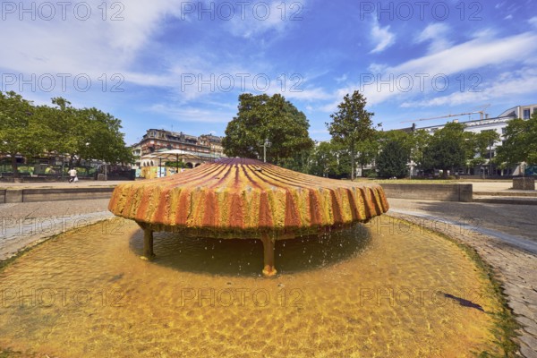 Kochbrunnenspringer thermal spring, mussel shaped, fountain, park, trees, lawn, paths, general architecture, blue sky, cumulus clouds, cirrus clouds, Kochbrunnenplatz, Wiesbaden, state capital, district-free city, Hesse, Germany