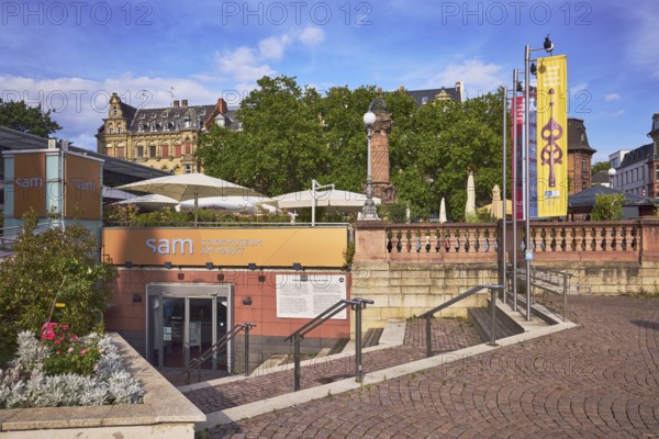Sam - Stadtmuseum am Markt, entrance, staircase, advertising flag on flagpoles, flower bed, sandstone wall, outdoor area of a restaurant, buildings, historic houses, trees, blue sky, cumulus clouds, market square, Wiesbaden, state capital, district-free city, Hesse, Germany