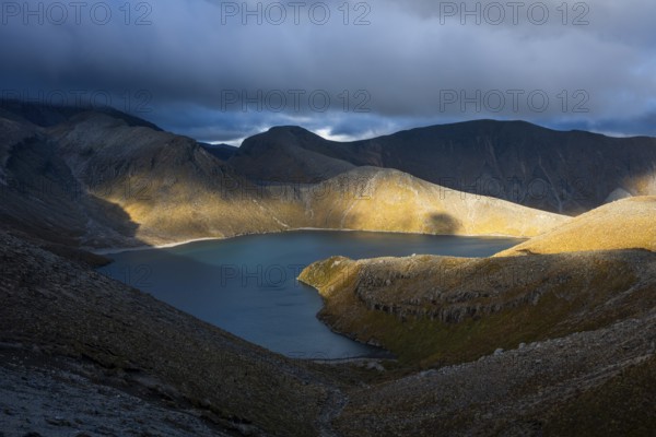 View to Upper Tama Lake, Tama Lake Walk (Tama Lakes Track), evening light, golden hour, Tongariro National Park, North Island, New Zealand
