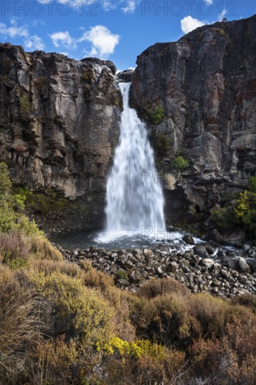 Taranaki Falls waterfall, Tama Lake Walk (Tama Lakes Track) . Tongariro National Park, North Island, New Zealand