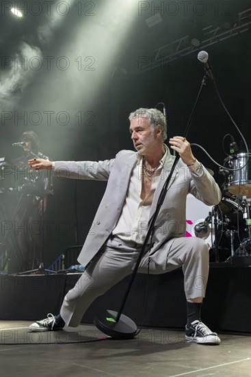 BAXTER DURY (son of Ian Dury), musician, singer, Indie/Pop, UK, ALLBARONE TOUR, live on 01.12.2025 at Huxleys Neue Welt, Berlin, Germany < english> BAXTER DURY (son of Ian Dury), musician, singer, UK, ALLBARONE TOUR, live on 01.12.2025 at Huxleys Neue Welt, Berlin, Germany