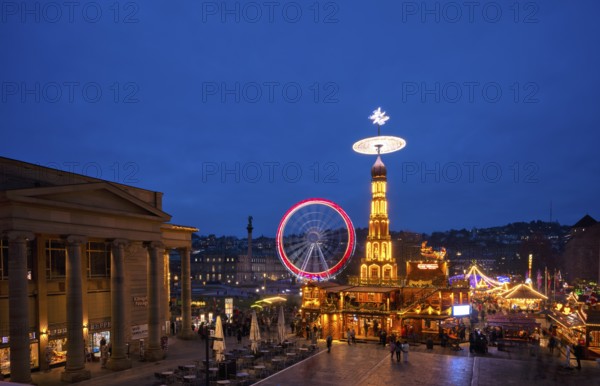 Night view, Christmas market with Christmas pyramid, Ferris wheel, movement effect, New Palace, Palace Square, Königsbau, Christmas stalls, stalls, Christmas market, blue hour, Stuttgart, Baden-Württemberg, Germany