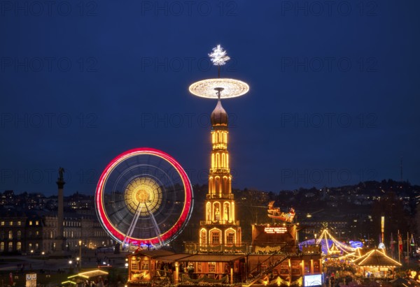 Night view, Christmas market with Christmas pyramid, Ferris wheel, movement effect, New Castle, Palace Square, Christmas stalls, stalls, Christmas market, blue hour, Stuttgart, Baden-Württemberg, Germany