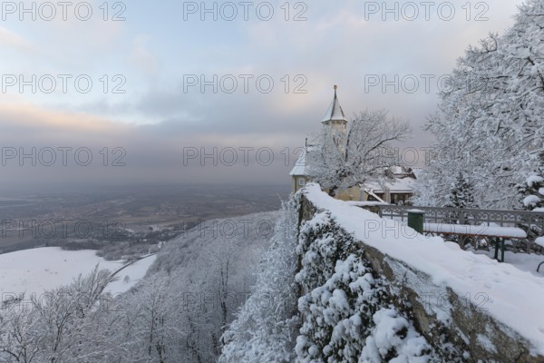 A wonderful winter landscape shows the snow-covered Teck Castle as the first rays of sunshine illuminate the sky. The view of the tower offers a fascinating view of the surrounding area
