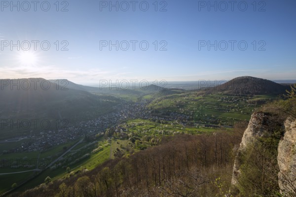 View of the Neidlinger Valley from Knaupenfels at sunset, Neidlingen, Baden-Württemberg, Swabian Jura, Germany