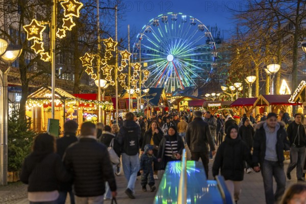 Christmas market in downtown Duisburg, Königstraße, Ferris wheel, North Rhine-Westphalia, Germany