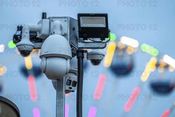 Video surveillance at the Christmas market in downtown Duisburg, Königstraße, by a private security company on behalf of the city, the police are notified of relevant events, North Rhine-Westphalia, Germany