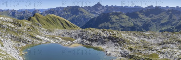 Mountain panorama over Laufbichlsee, behind it the Hochvogel, 2592m, Allgäu Alps, Allgäu, Bavaria, Germany