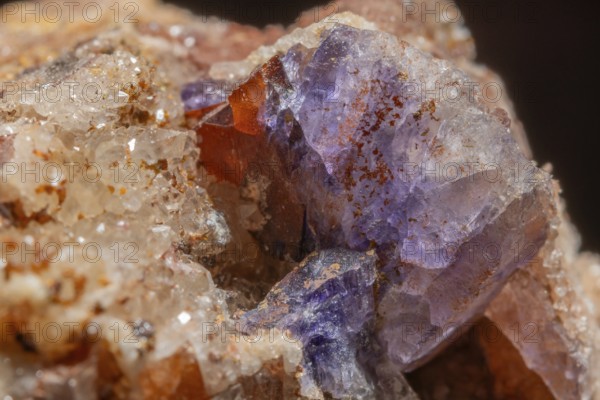 This scene shows a large rock fragment that contains quartz and fluorite crystals. Reflections and colors of minerals attract attention in the natural environment