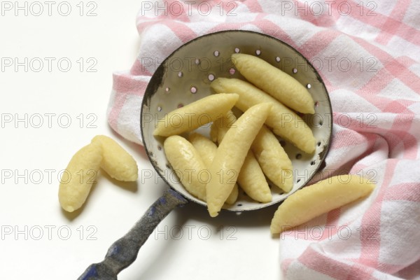 Raw Schupfnudeln in Siebkelle, Nudelsorte, Germany
