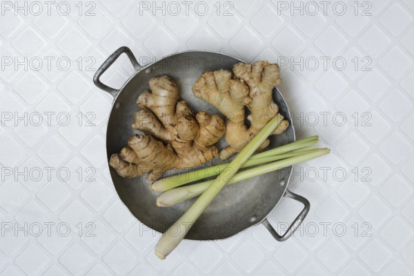 Ginger, ginger tubers and lemongrass with peel