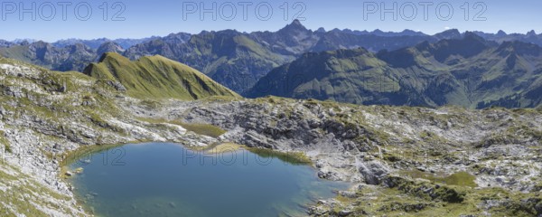 Mountain panorama over Laufbichlsee, behind it the Hochvogel, 2592m, Allgäu Alps, Allgäu, Bavaria, Germany