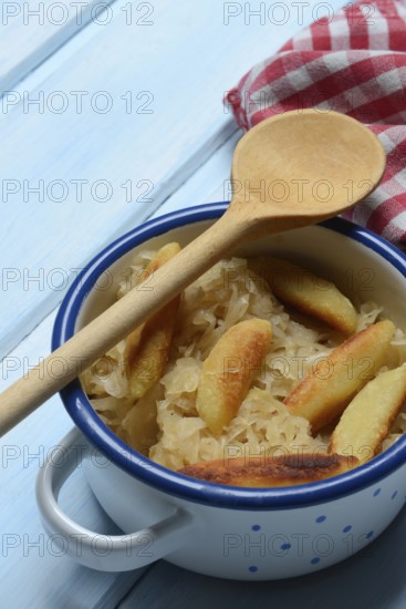 Fried puff noodles with sauerkraut in pots