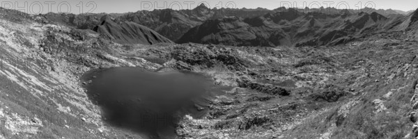 Mountain panorama over Laufbichlsee, behind it the Hochvogel, 2592m, Allgäu Alps, Allgäu, Bavaria, Germany