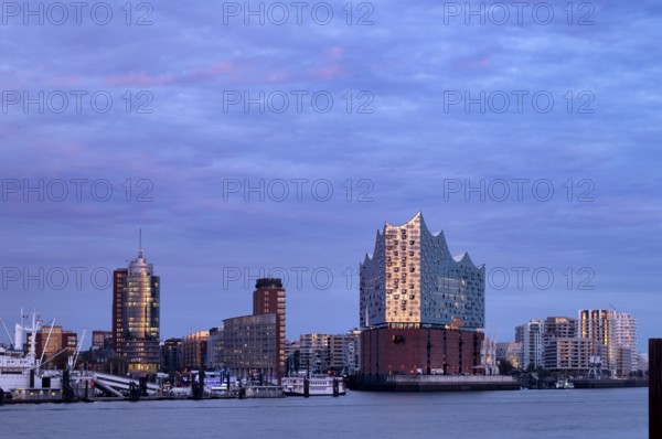 View over the Norderelbe to Elbe Philharmonic Hall, Elphie, Columbus House, Hafencity, Kehrwiederspitze, The Crown residential complex, Free and Hanseatic City of Hamburg, evening light, twilight, Germany