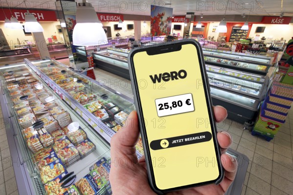 Symbolic image, photo montage, about the European WERO payment service, currently you can only send or receive money directly to another person, P2P, person-to-person, use in stationary retail, supermarkets, shops, etc., to be introduced from 2026