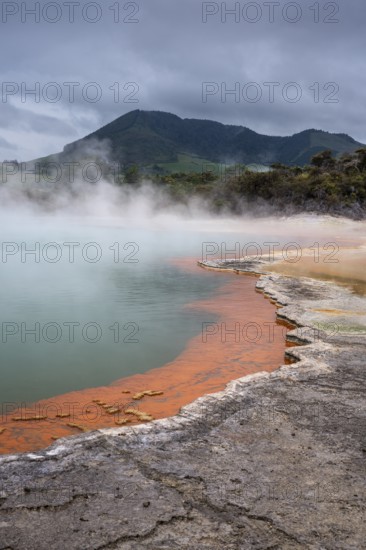 The champagne pool in the Waiotapu geothermal area (Wai-O-Tapu) . Waiotapu, Waikato, North Island, New Zealand
