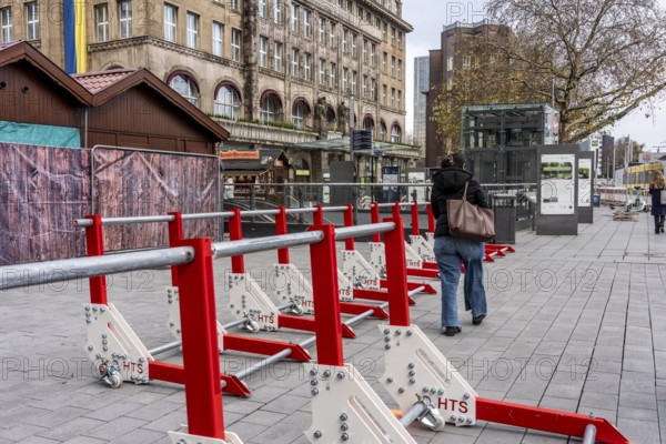 Christmas market in Essen, secured by a mobile anti-terrorist lock, modular, movable barrier against car and truck shooting, are opened or closed by a security guard as required, model Herner Truck Lock, HTS, on Willy-Brandt-Platz, in Essen, North Rhine-Westphalia, Germany