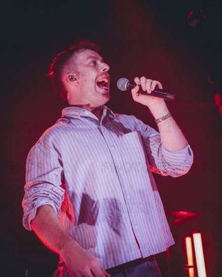 Eddie Keogh, singer of Kingfishr live at Gretchen in Berlin on 14.11.2025