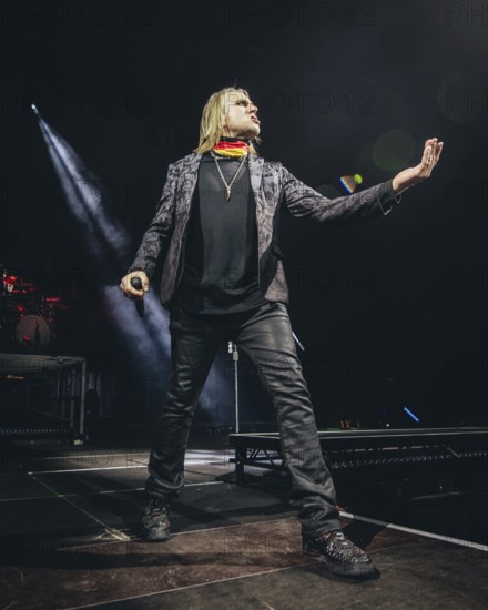 Singer Matt Walst from Three Days Grace live on tour 25 at Berlin's Tempodrom on 19.11.2025