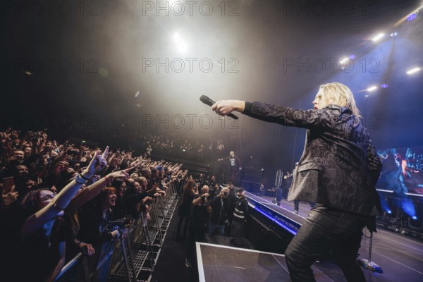 Singer Matt Walst from Three Days Grace live on tour 25 at Berlin's Tempodrom on 19.11.2025