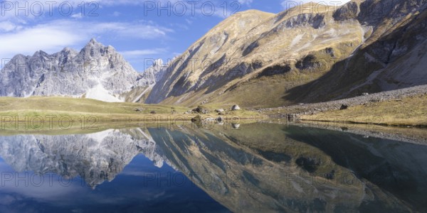 Mountain panorama in autumn, Eissee, Oytal, behind Großer Wilder, 2379m, Hochvogel and Rosszahn Group, Allgäu Alps, Allgäu, Bavaria, Germany