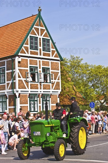 Bulldog, tractor, parade, typical half-timbered house, town hall, architecture, blossom festival, York, Altes Land, Germany