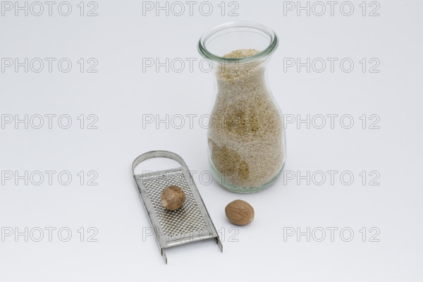 Cutters, nutmeg, spices, grater, ground green core, carafe, studio, food photography, Germany