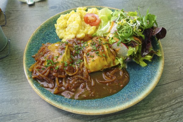 Swabian cuisine, ravioli with potato salad, gravy with onions, colorful salad, mixed salad side dish, main course served on plate, grandmother's cuisine, regional, home cooking, typical Swabian, traditional cuisine, food photography, Germany