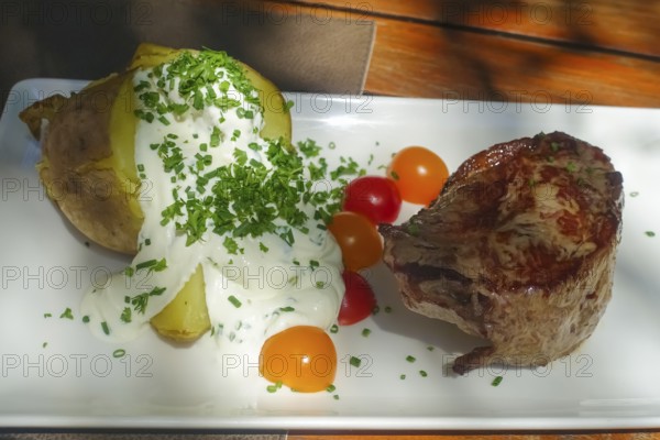 Rump steak, slice of beef, baked potato with quark, herbs, cherry tomatoes, chives, food photography, fried, main course, restaurant, tavern, Tübingen, Baden-Württemberg, Germany
