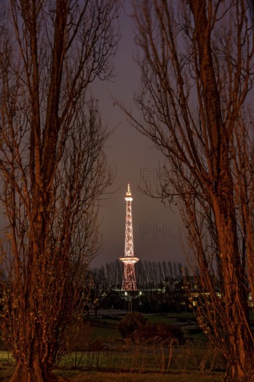 Red illuminated Berlin radio tower, half-timbered steel building by architect Heinrich Straumer, Langer Lulatsch, old radio tower, television tower, heritage-protected building, summer garden, exhibition center, Messe Berlin, dusk, blue hour, Berlin, Germany