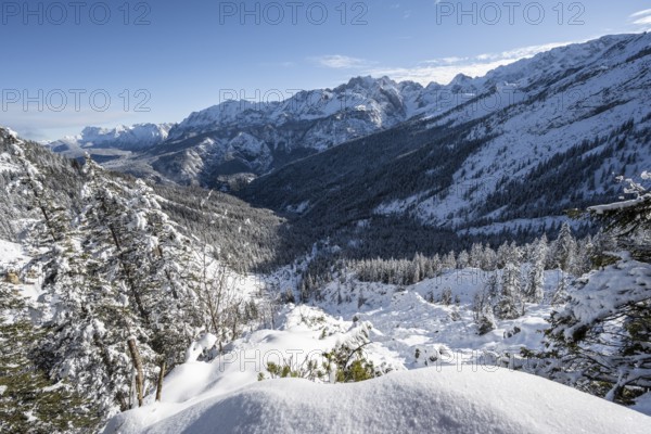 View over snow-covered side valley towards Reintal, snowy mountain landscape, ascent to Längenfelderkopf, Wetterstein Mountains, Garmisch-Partenkirchen, Bavaria, Germany