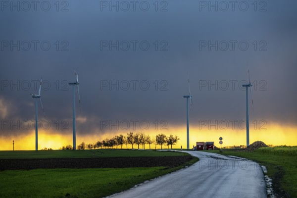 Königshovener Höhe onshore wind farm, on the A44 motorway near Bedburg, in front of the Jackerath triangle, autumn, sunset, recultivated open-cast mining site, Garzweiler open-cast lignite mine, operated by RWE and the city of Bedburg, North Rhine-Westphalia, Germany