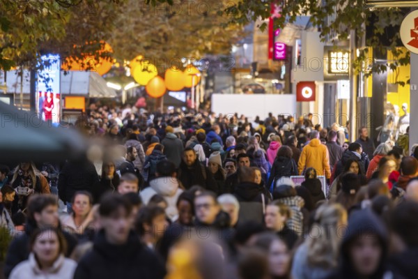 Stuttgart glows in 2025. Long shopping night in the city center. Light installations and other attractions attracted crowds of visitors. The campaign was organized by the Stuttgart City Initiative (CIS) . Stuttgart, Baden-Württemberg, Germany