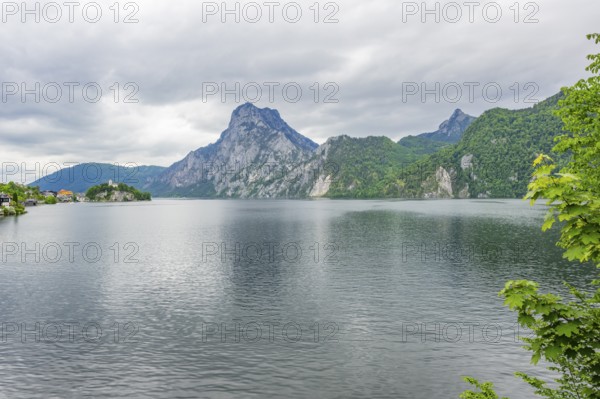 The village of Traunkirchen with the Johannesberg Chapel on Lake Traunsee, on the right the Traunstein summit, Traunkirchen, Salzkammergut, Austria