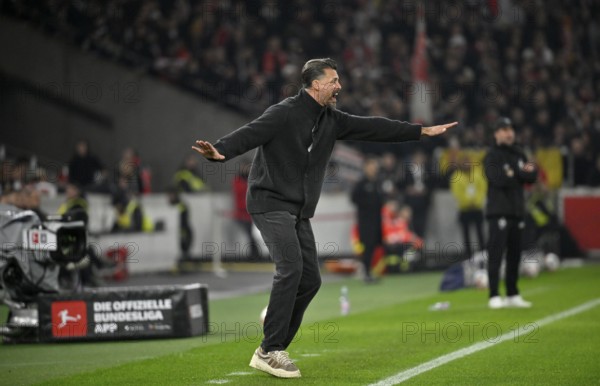 Coach coach Sandro Wagner FC Augsburg FCA gesture on the sidelines behind coach Sebastian Hoeness VfB Stuttgart MHParena, MHP Arena Stuttgart, Baden-Württemberg, Germany