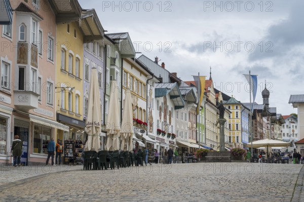Gabelhäuser mit Lüftlmalerei in der Marktstraße, pedestrian zone, Altstadt, Bad Tölz, Upper Bavaria, Bavaria, Germany