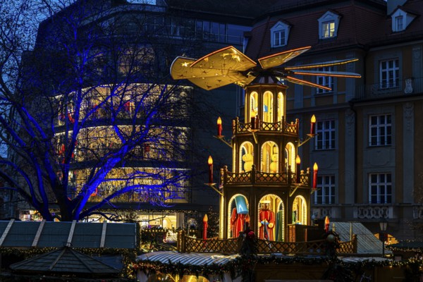 Christmas market with three-story illuminated Christmas pyramid, Rindermarkt, Munich, Upper Bavaria, Bavaria, Germany