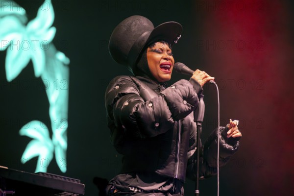 Erykah Badu, singer, USA, soul, hip-hop, R&B, The Return Of Automatic Slim World Tour 2025, live at the Uber Eats Music Hall, Berlin, 04.11.2025 < english> Erykah Badu, singer, hip-hop, live at the Uber Eats Music Hall, November 4th, 2025