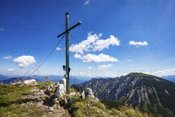 Summit cross on Braunedlkogel with view to Gamsfeld, Postalm, Osterhorn Group, Salzkammergut, State of Salzburg, Austria