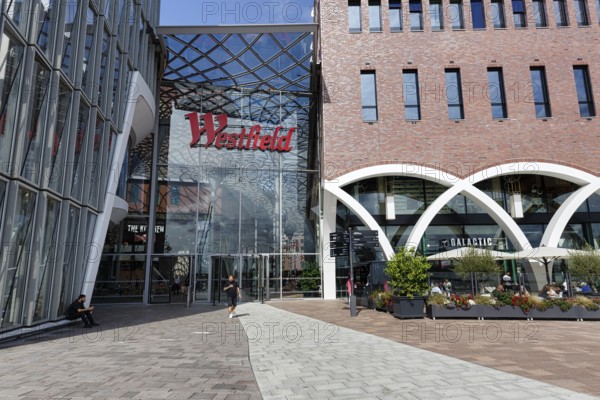 Westfield Überseequartier, shopping center, adventure center with passers-by, logo, lettering on glass façade, multifunctional complex, shopping, catering, living, offices, hotels, culture, entertainment, urban development, Elbe promenade, HafenCity, Hamburg, Germany