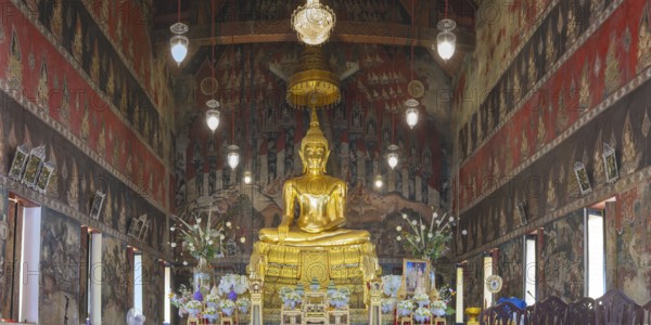 Golden Buddha statue with Bhumispara mudra, Buddha Gautama at the moment of enlightenment, ordination or main room with elaborate wall paintings (Ayutthaya or Thonburi style), Wat Suwannaram Ratchaworawihan (often abbreviated Wat Suwannaram or Wat Suwan), on the west side of Chao Phraya (Khlong Bangkok Noi) in Bangalore Kok-Noi, Bangkok, Tailandia