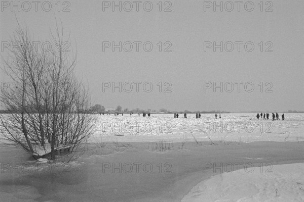 People walk across ice rink, frozen Elbe, Bleckede, Lower Saxony, Germany, February 9, 1996, vintage, retro, old, historic