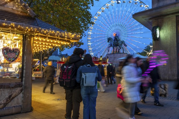 Full city center, shopping street, Kettwiger Straße pedestrian zone in Essen, first takeaways and stalls, even in front of the opening of the Christmas market, Ferris wheel, carousel, Christmas lights, North Rhine-Westphalia, Germany